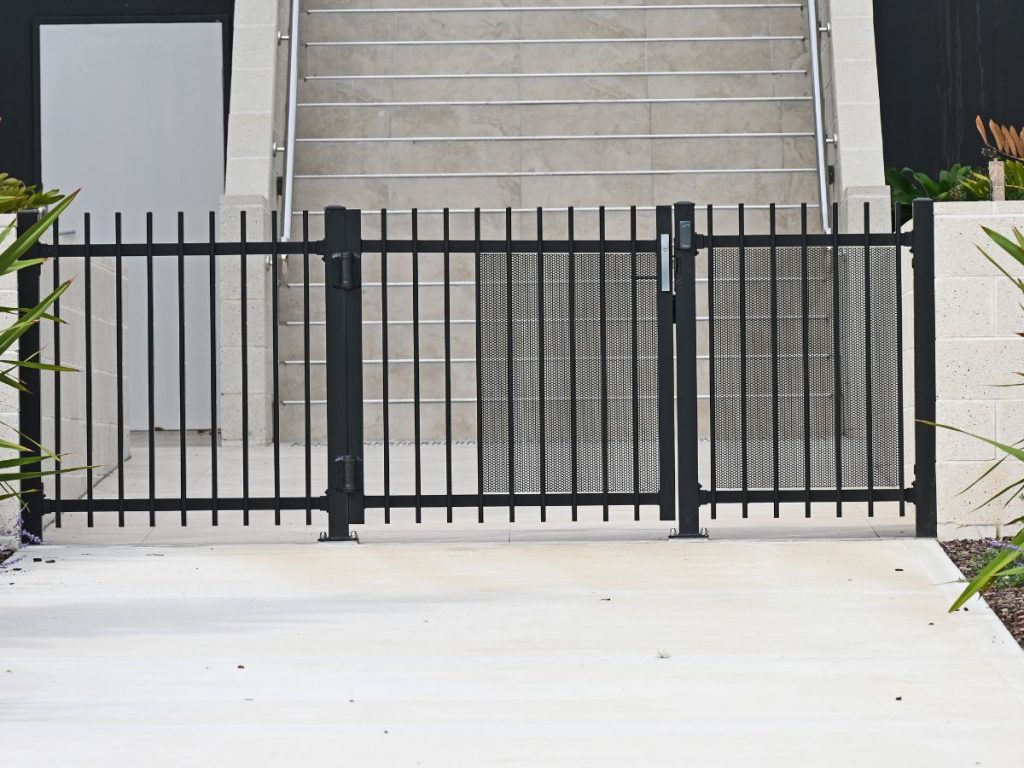 COMPACT FOLDING FENCE GATES