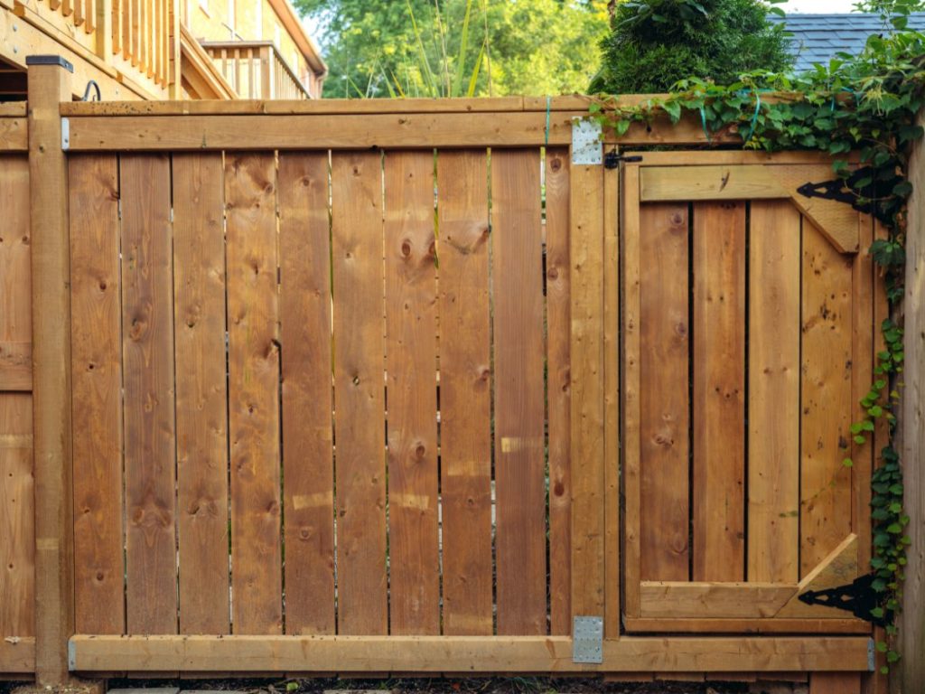 SOUNDPROOFING FENCES FOR URBAN AREAS