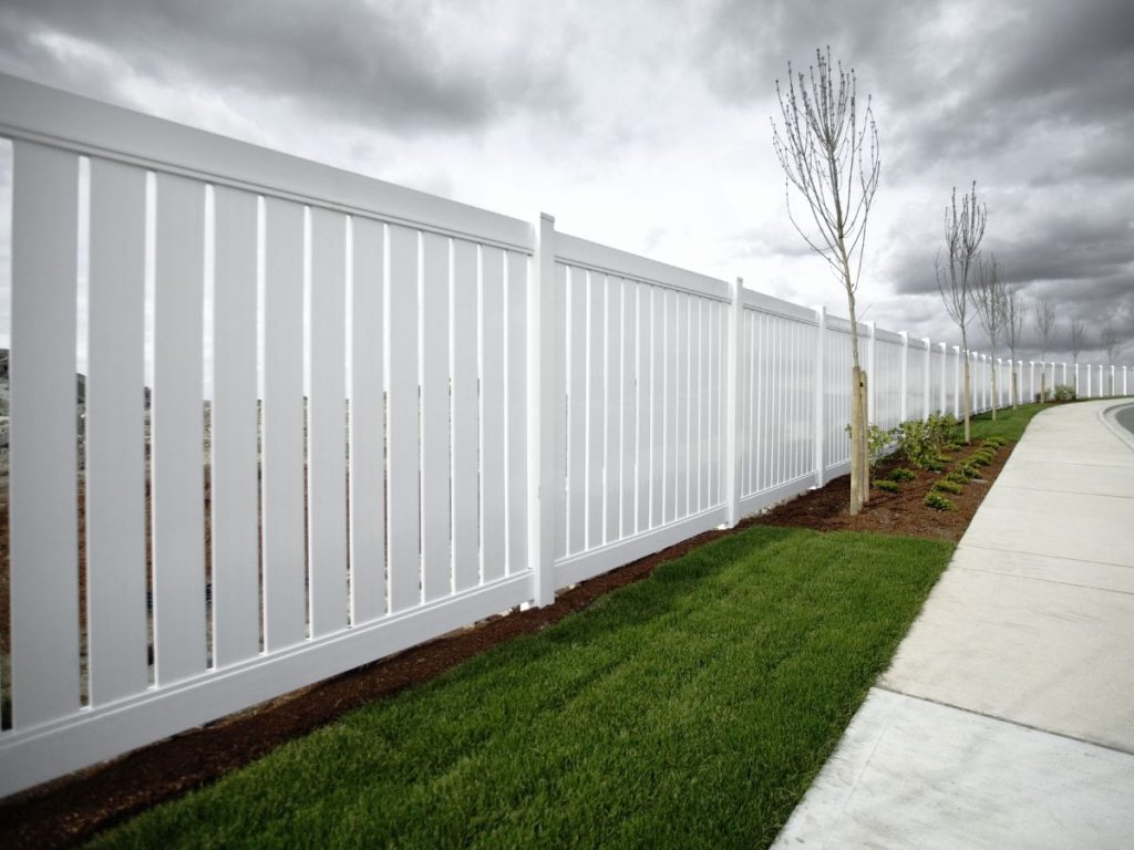 10 CHARMING PICKET FENCE IDEAS TO TRANSFORM YOUR YARD 1 CLASSIC WHITE PICKET FENCE