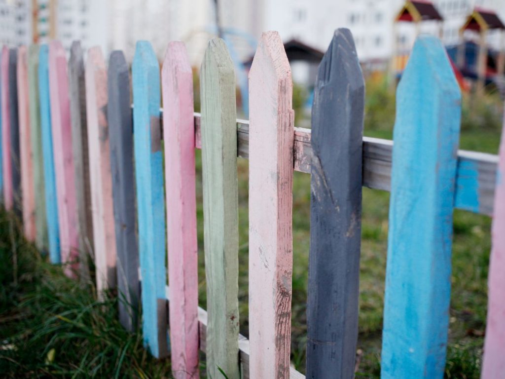 10 CHARMING PICKET FENCE IDEAS TO TRANSFORM YOUR YARD 5 COLORFUL PICKET FENCES FOR A PLAYFUL LOOK