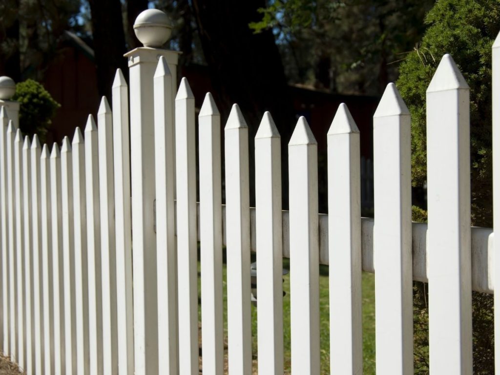 10 CHARMING PICKET FENCE IDEAS TO TRANSFORM YOUR YARD 10 CURVED OR WAVY PICKET FENCE