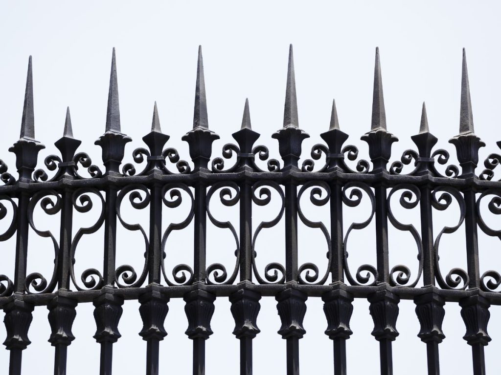 10 CHARMING PICKET FENCE IDEAS TO TRANSFORM YOUR YARD 8 METAL PICKET FENCE