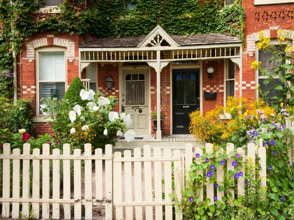 10 CHARMING PICKET FENCE IDEAS TO TRANSFORM YOUR YARD 2 NATURAL WOOD PICKET FENCE