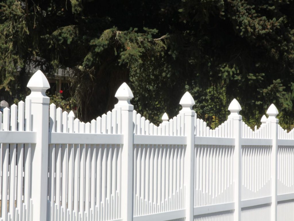 10 CHARMING PICKET FENCE IDEAS TO TRANSFORM YOUR YARD 4 PICK A PICKET FENCE WITH ARCHED TOPS