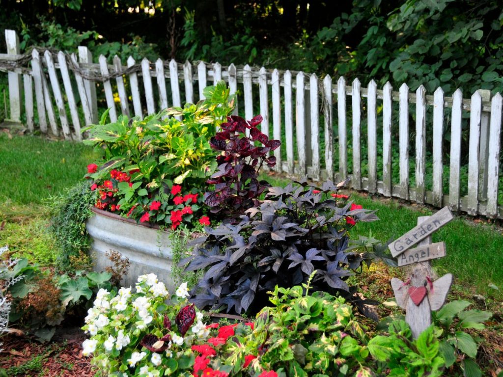 10 CHARMING PICKET FENCE IDEAS TO TRANSFORM YOUR YARD 7 PICKET FENCE WITH INTEGRATED PLANTERS