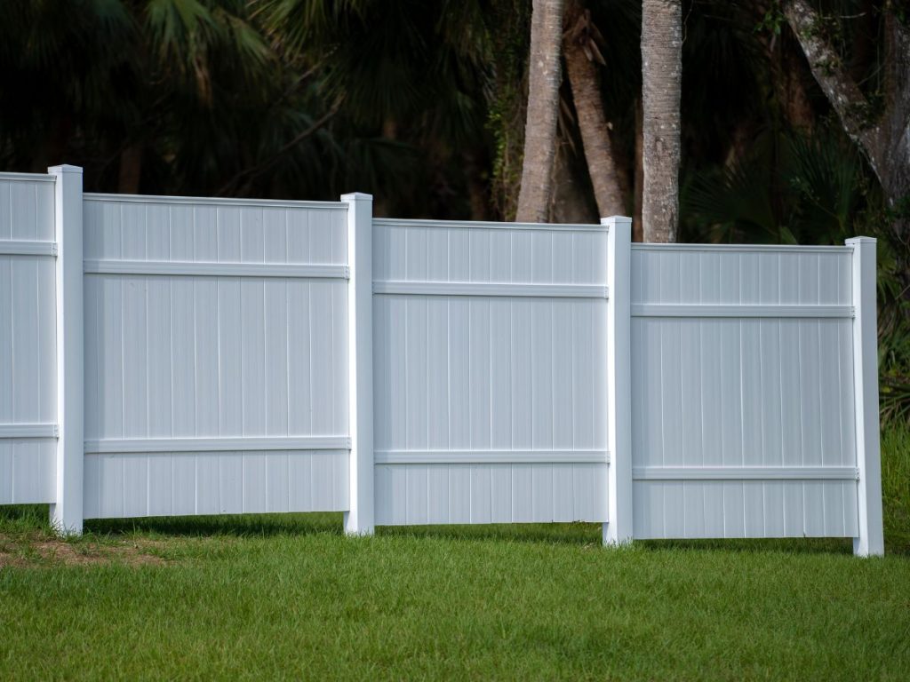 10 CHARMING PICKET FENCE IDEAS TO TRANSFORM YOUR YARD 6 VINYL PICKET FENCES