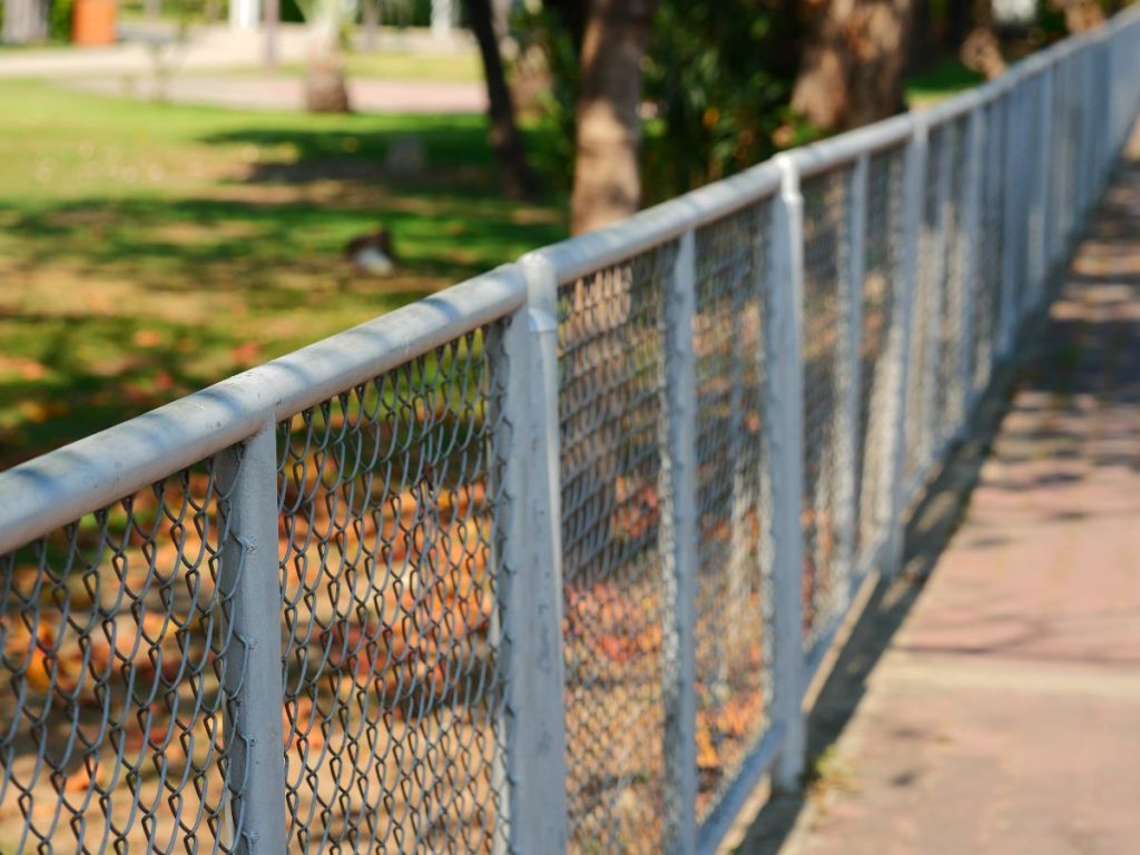BEST POOL FENCE IDEAS FOR PRIVACY AND SAFETY 6 CHAIN LINK FENCES