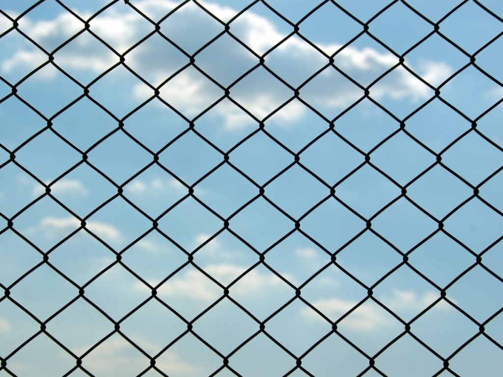 BEST FENCE MATERIALS FOR PET OWNERS 3 CHAIN LINK FENCING