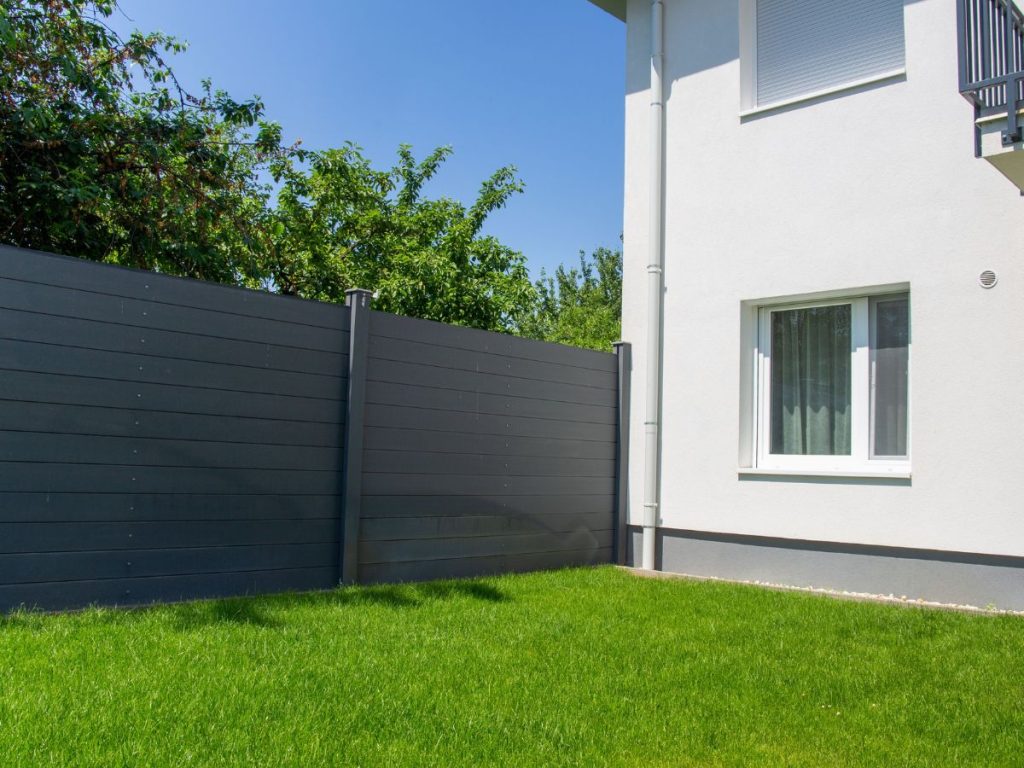 BENEFITS OF USING FIRE RETARDANT FENCE FOR SAFETY 3 FIRE RETARDANT FENCE 1