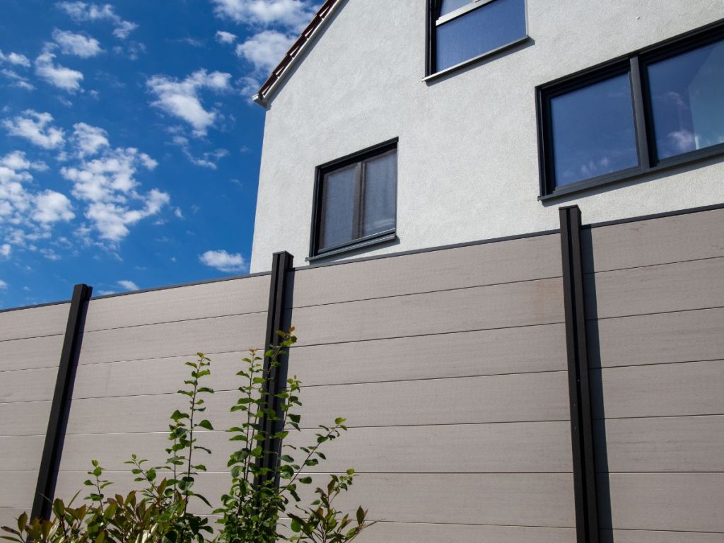 BENEFITS OF USING FIRE RETARDANT FENCE FOR SAFETY 2 FIRE RETARDANT FENCE 2