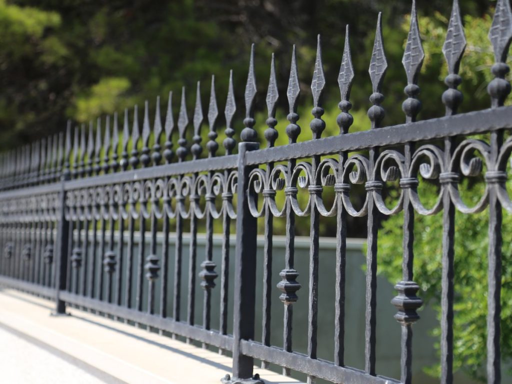 BEST FENCE MATERIALS FOR PET OWNERS 6 METAL FENCING