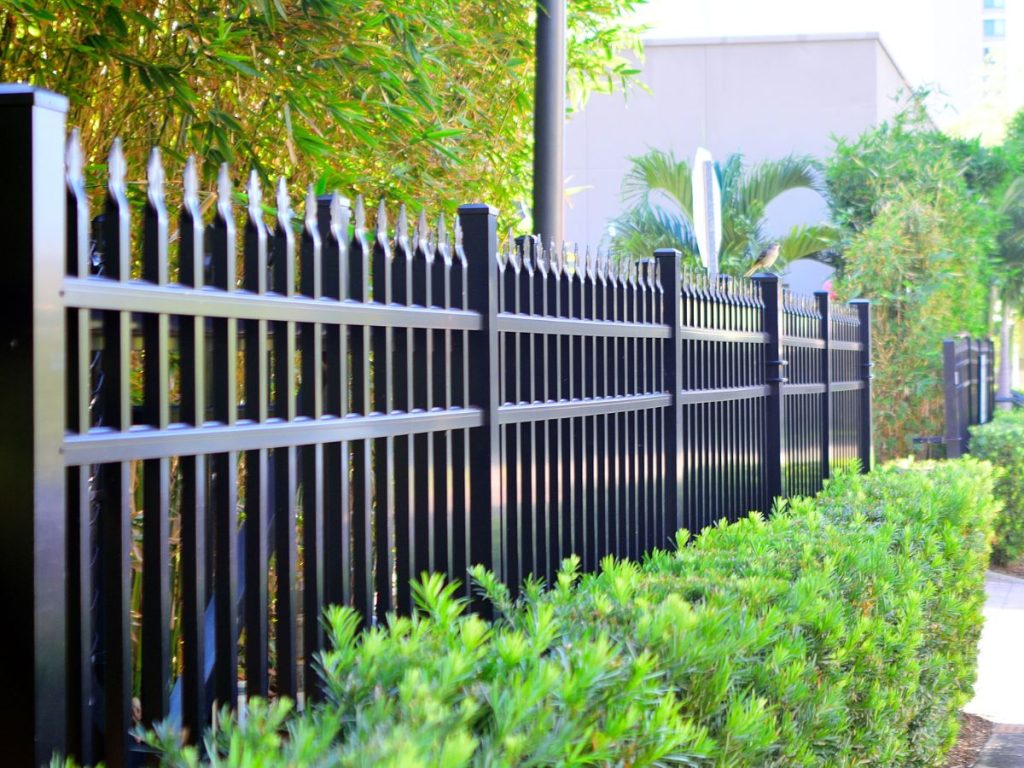 MODERN ALUMINUM PRIVACY FENCE FOR POOL AREAS 2 MODERN ALUMINUM PRIVACY FENCE