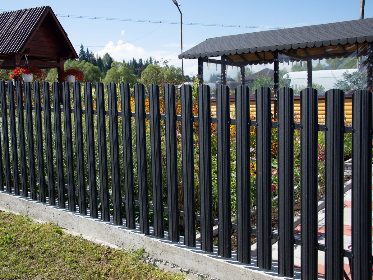 Modern Aluminum Privacy Fence