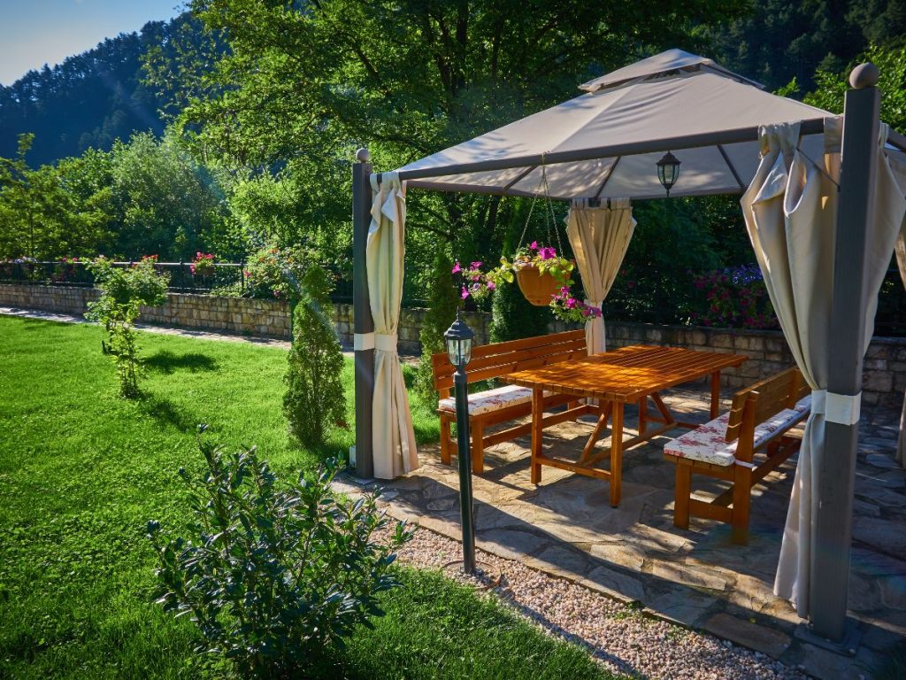 TOP MODERN PERGOLA DESIGNS TO WATCH IN 2025 9 MULTI-FUNCTIONAL PERGOLAS