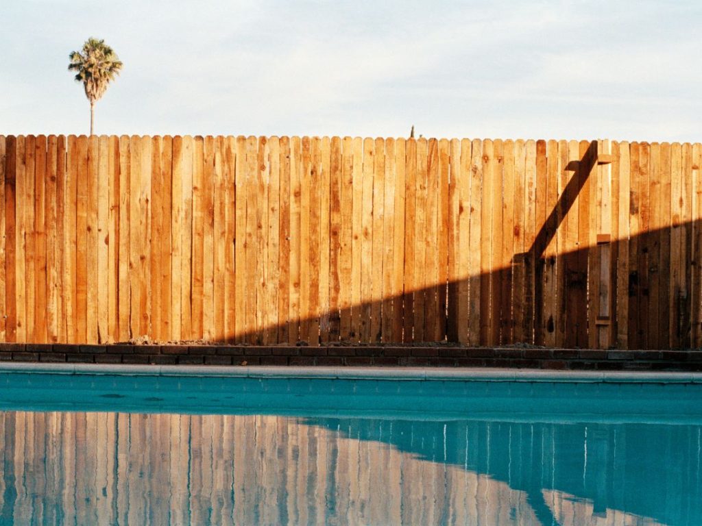 BEST POOL FENCE IDEAS FOR PRIVACY AND SAFETY 2 TRADITIONAL WOODEN FENCE