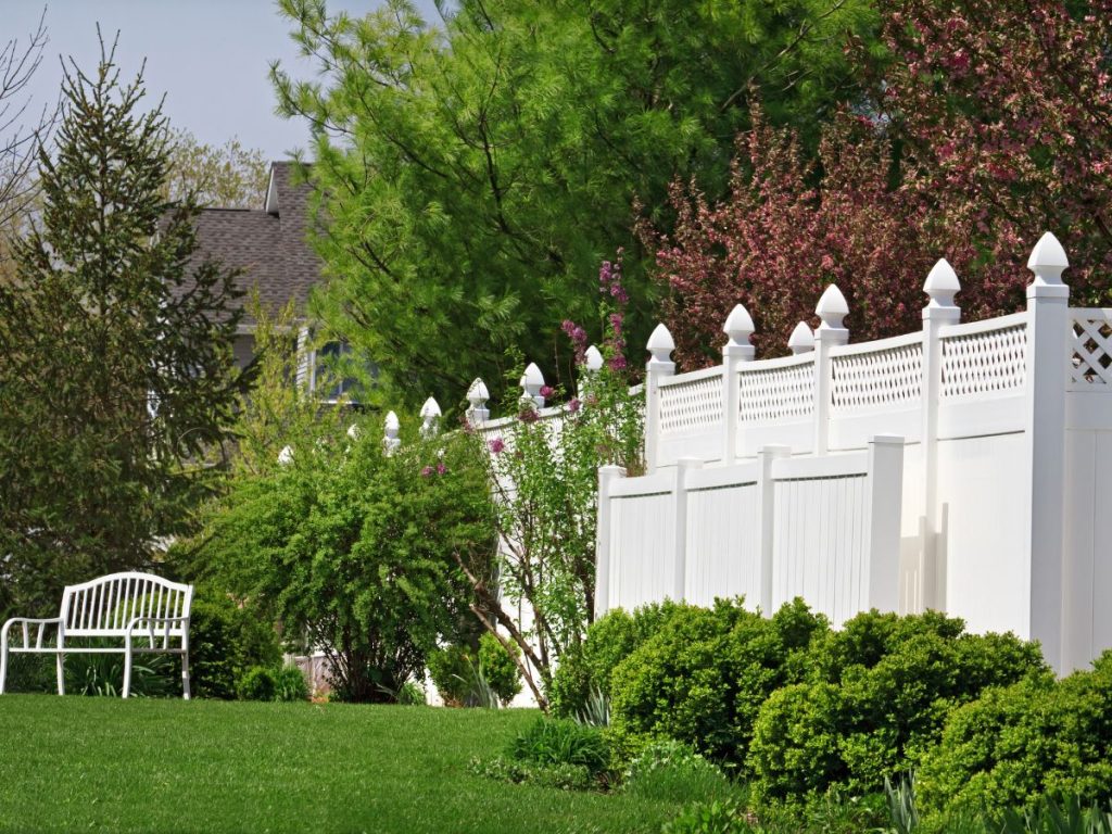 BEST FENCE MATERIALS FOR PET OWNERS 1 VINYL FENCING