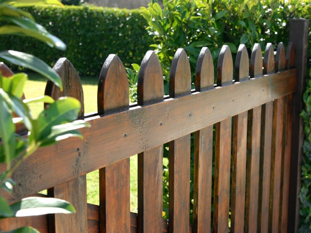 BEST FENCE MATERIALS FOR PET OWNERS 2 WOODEN FENCE