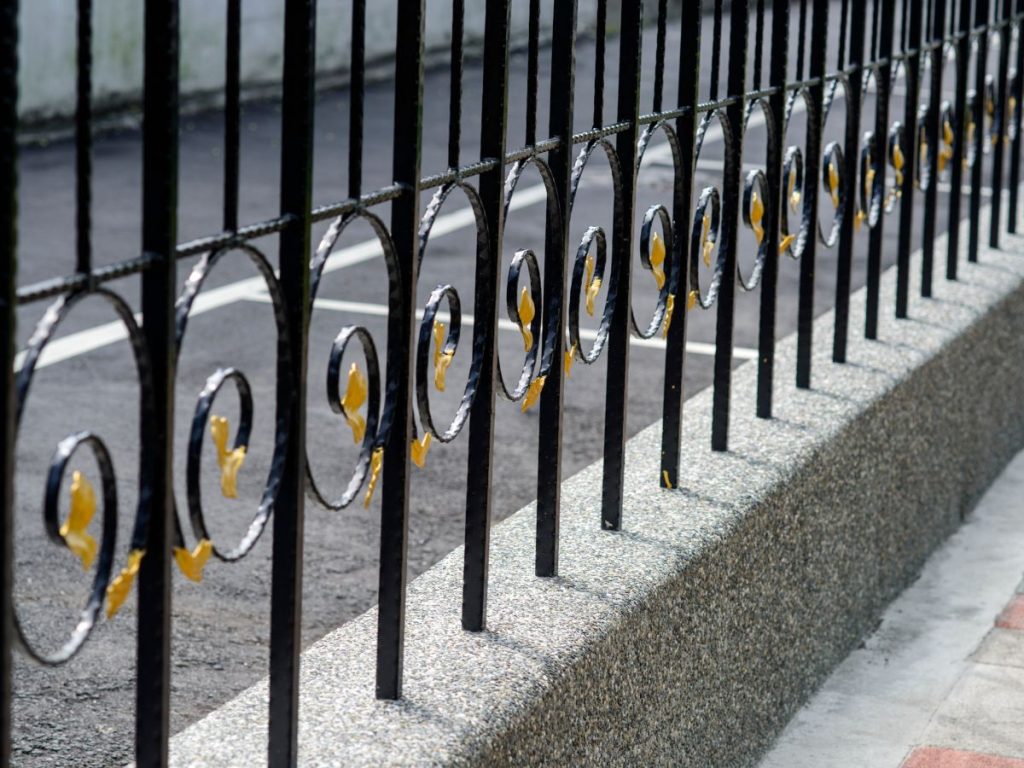BEST POOL FENCE IDEAS FOR PRIVACY AND SAFETY 3 WROUGHT IRON FENCING