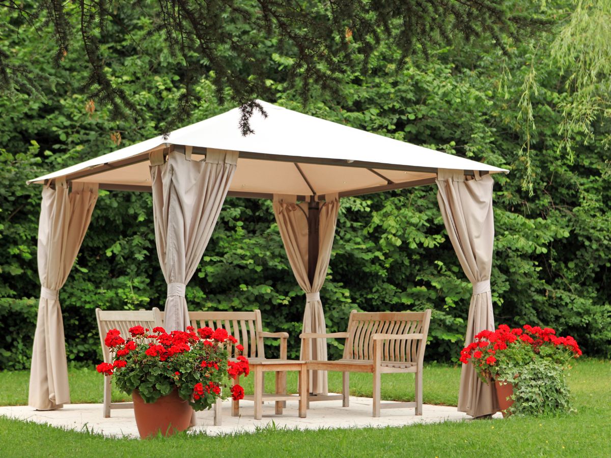 difference between a pergola and a gazebo