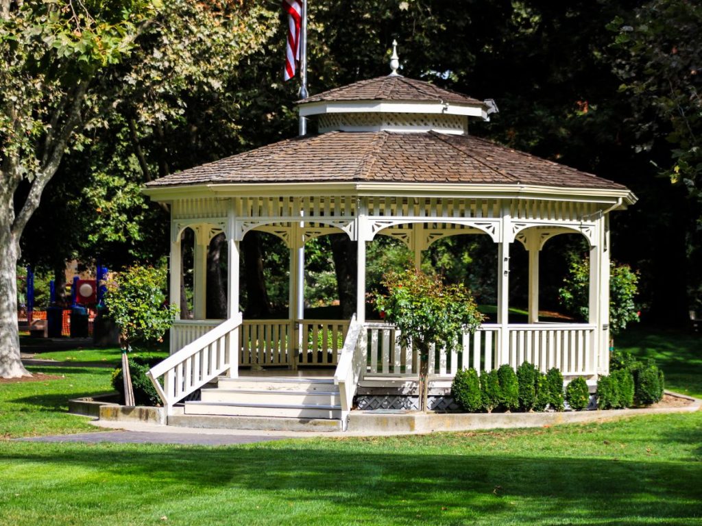 KEY DIFFERENCE BETWEEN A PERGOLA AND A GAZEBO 2 GAZEBO