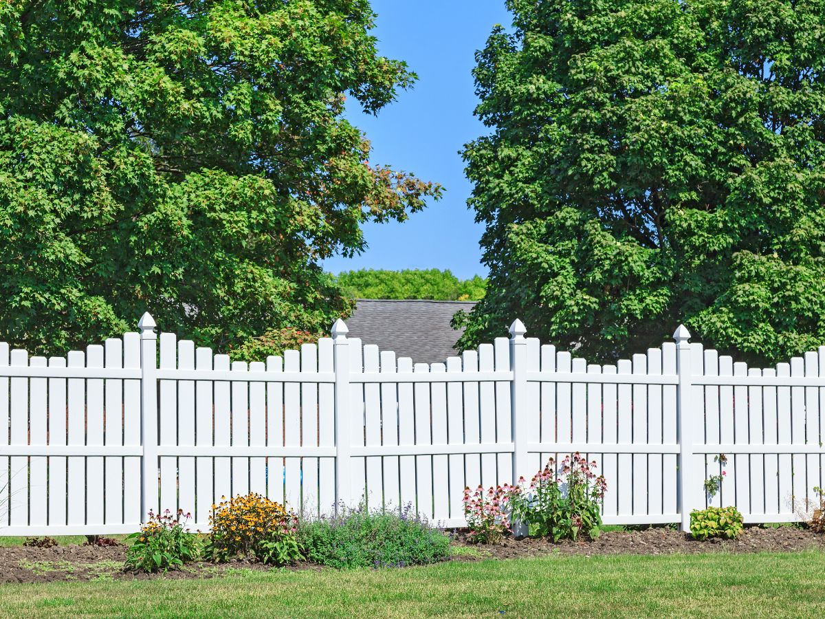 vinyl picket fence