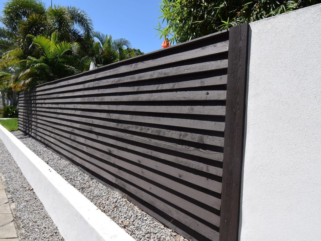 HORIZONTAL SLAT FENCE
