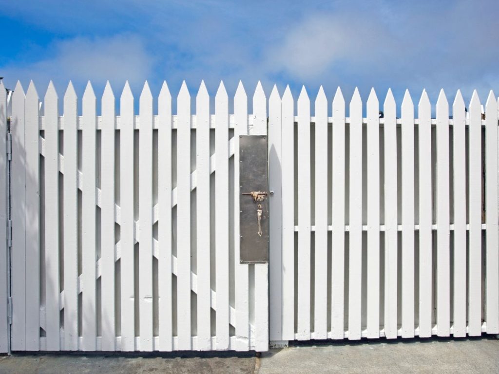 MODERN BACKYARD VINYL FENCE IDEAS YOU'LL LOVE 9 MODERN FENCE GATES WITH SMART LOCKS