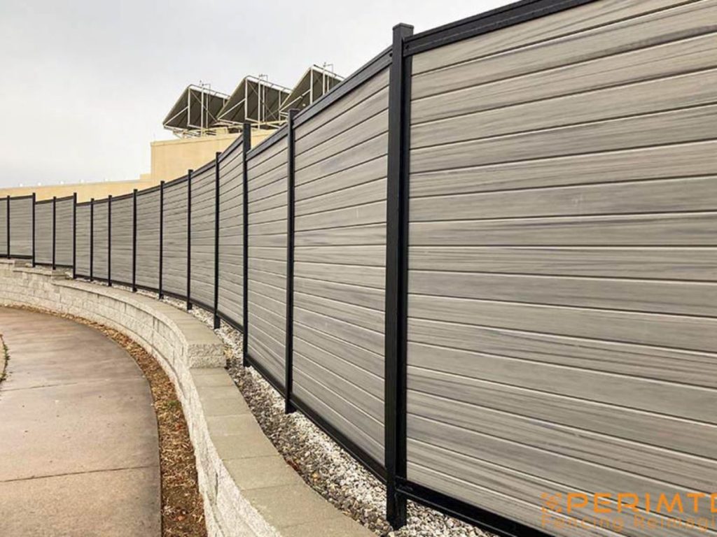 MODERN BACKYARD VINYL FENCE IDEAS YOU'LL LOVE 3 TWO-TONE VINYL FENCING