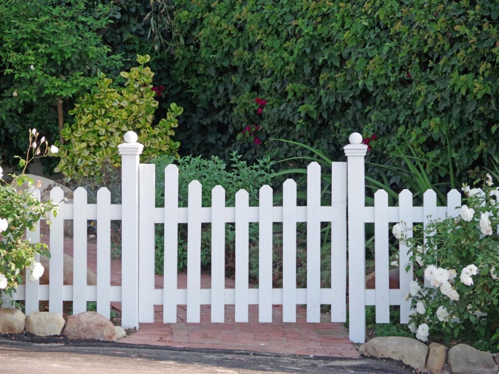 MODERN BACKYARD VINYL FENCE IDEAS YOU'LL LOVE 8 VINYL FENCE WITH INTEGRATED PLANTERS OR SEATING