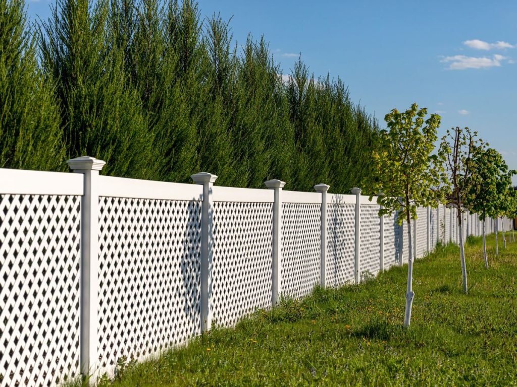MODERN BACKYARD VINYL FENCE IDEAS YOU'LL LOVE 2 VINYL PRIVACY FENCE WITH DECORATIVE ACCENTS
