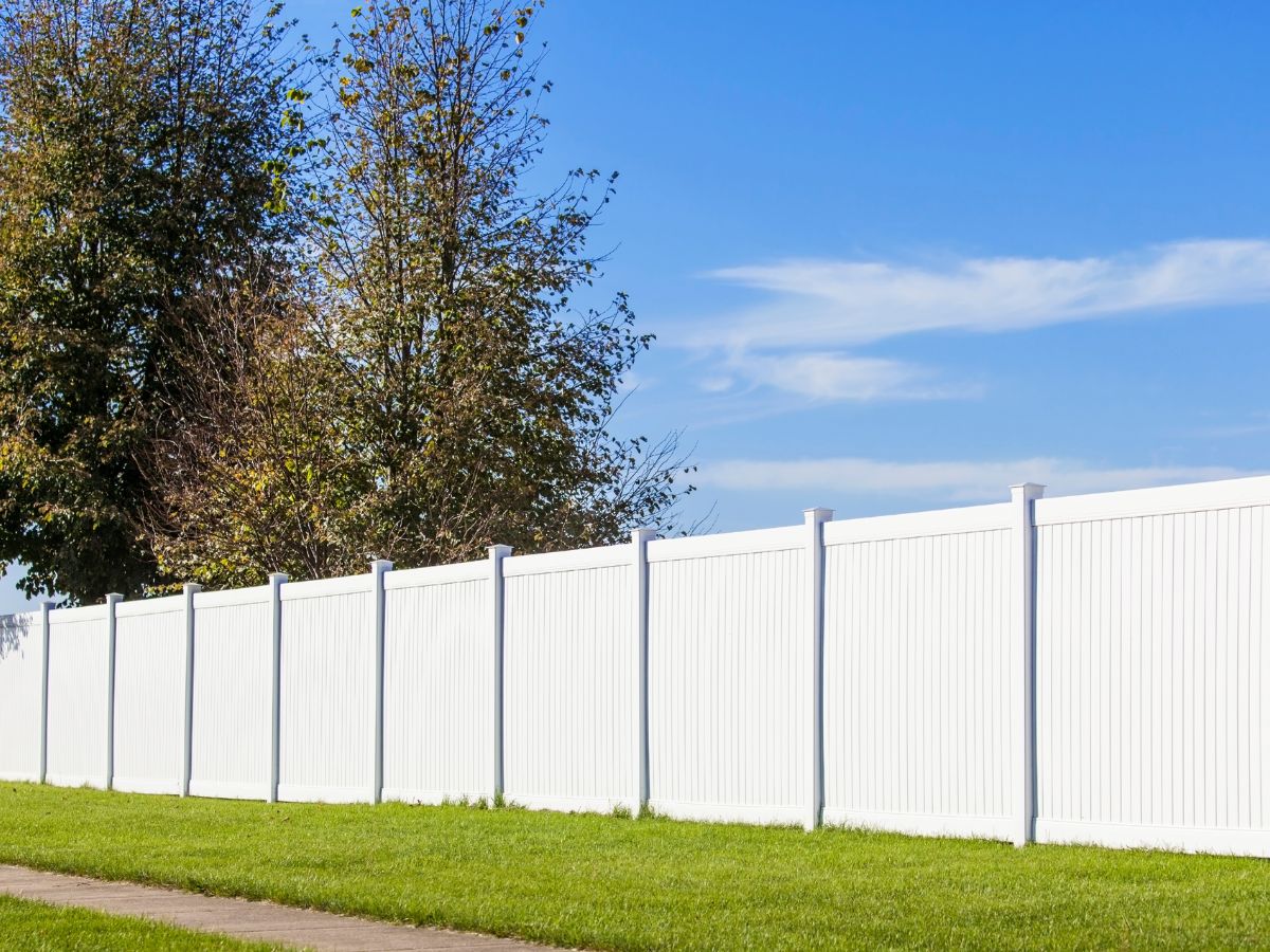 BACKYARD VINYL FENCE IDEAS