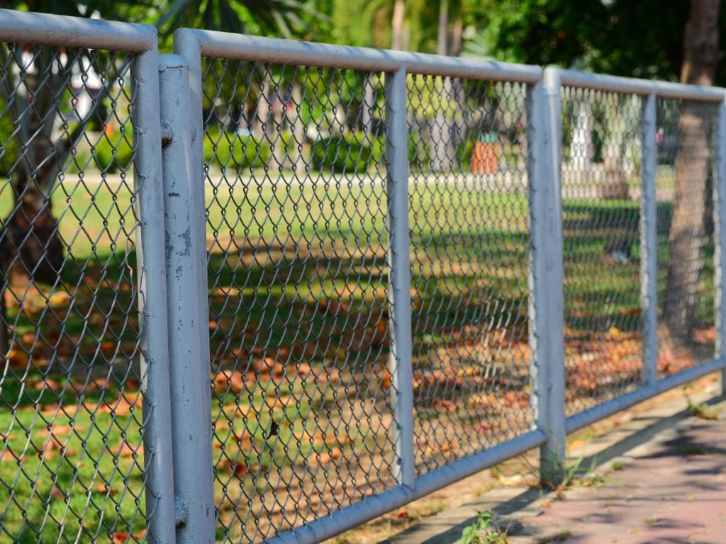 AFFORDABLE FENCE DESIGNS FOR EVERY BUDGETÂ 4 CHAIN-LINK FENCES