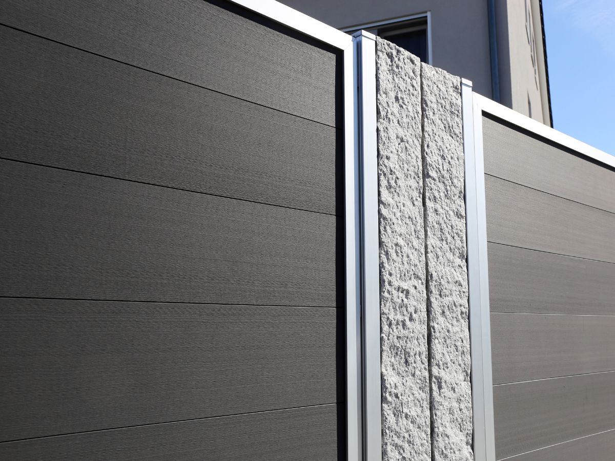 HIGH PRIVACY FENCE