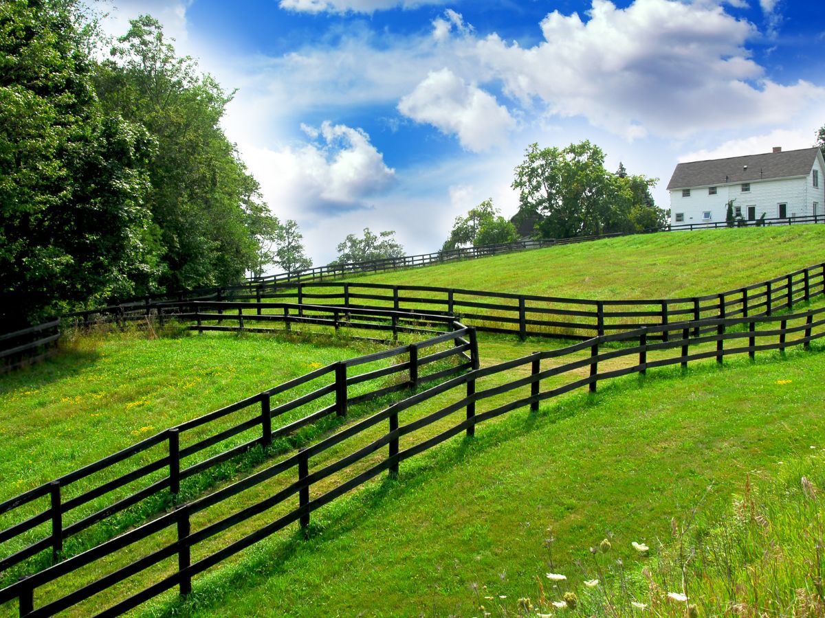 FARMHOUSE FENCE IDEAS