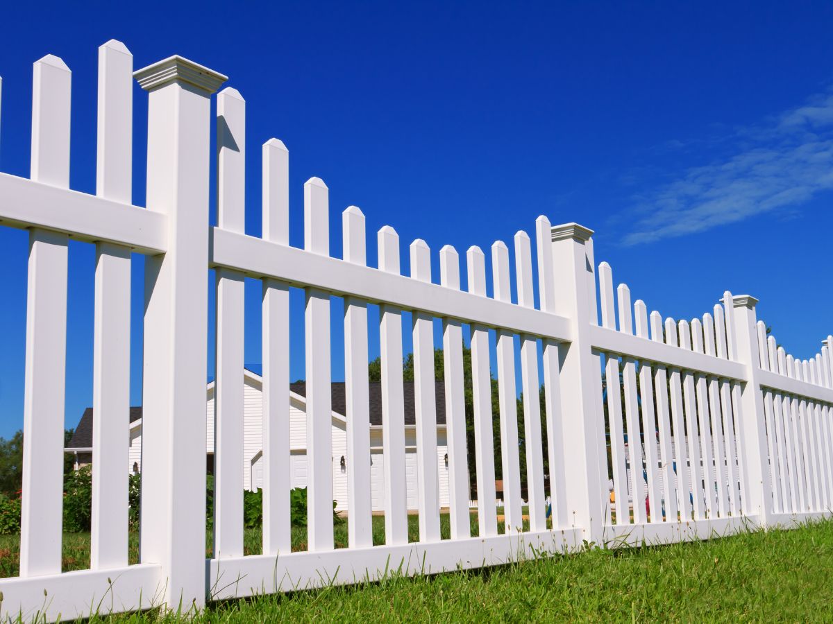 INEXPENSIVE WOOD FENCE IDEAS